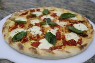 Pizza Caprese leva majericão fresco, muçarela de bufala e tomates secos (Foto: Paulo Francis)
