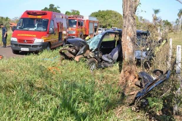 Casal fica ferido depois de condutor desviar de cachorro e bater carro em &aacute;rvore