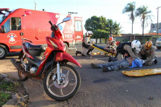 Motorista atropela motociclista, mas foge antes da chegada dos bombeiros