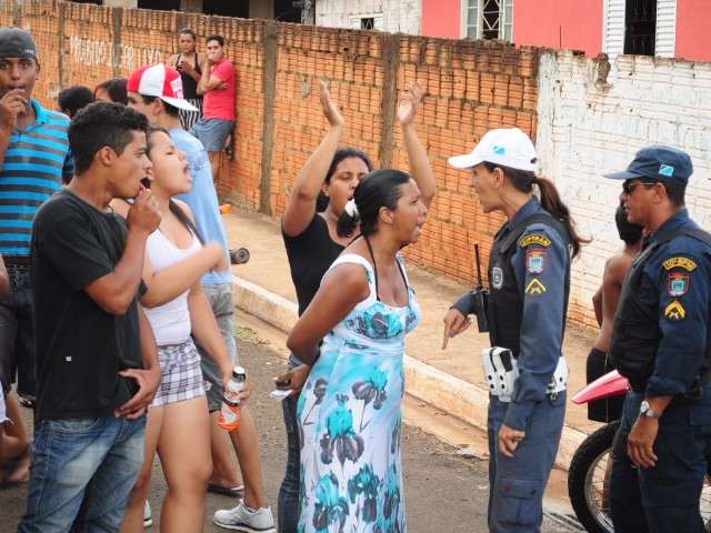 Manifestantes fecham rua e PM solta bomba de efeito moral