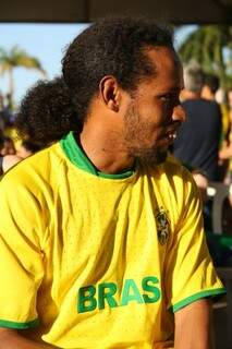 Sósia de Ronaldinho era atração entre os torcedores (Foto: Marcos Erminio)