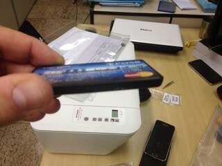 Dispositivo simulava cartão de crédito, mas tinha função de celular. (Foto: Divulgação/PF)