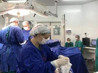 Equipe médica realiza transplante de órgão na Santa Casa de Campo Grande. &quot;Recusa familiar é grande obstáculo. (Foto: Divulgação/ Santa Casa)