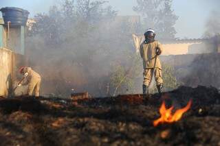 Bombeiros combateram as chamas que quase atingiram 2 residências. (Foto: Marcos Ermínio)