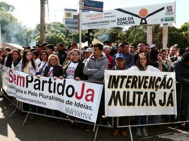 Protesto no desfile defende projeto que restringe pol&iacute;tica nas escolas