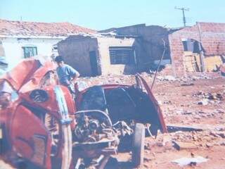 Há 22 anos: explosão arrastou Fusca e destruiu casas. (Foto: Reprodução)