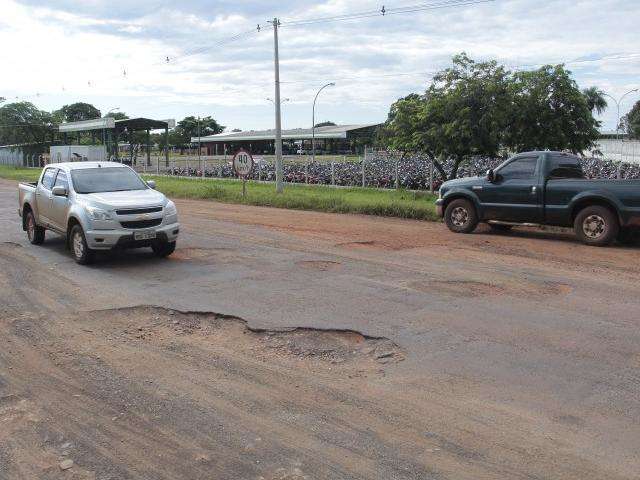 Tapa-buraco passa, mas ignora 200 metros na frente de &oacute;rg&atilde;o de tr&acirc;nsito