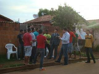 Operários que estão sem receber conversam com fiscais do MPT-MS (Foto: Divulgação)