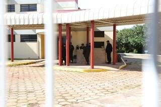 Seis seguranças reforçam efetivo na reitoria da UFMS durante recesso (Foto: Marcelo Victor)