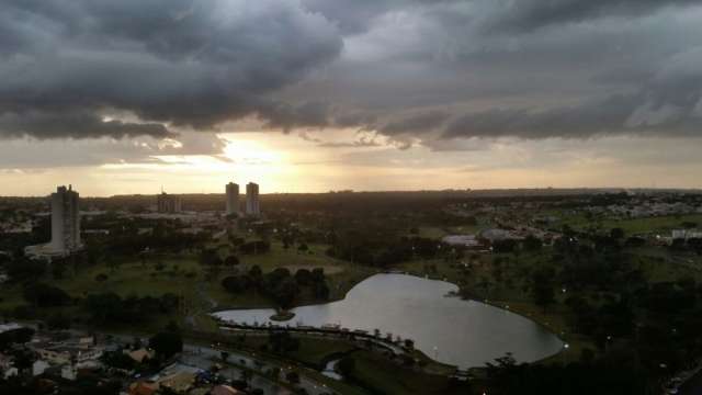 Amea&ccedil;a de temporal forma belas paisagens no c&eacute;u de Campo Grande