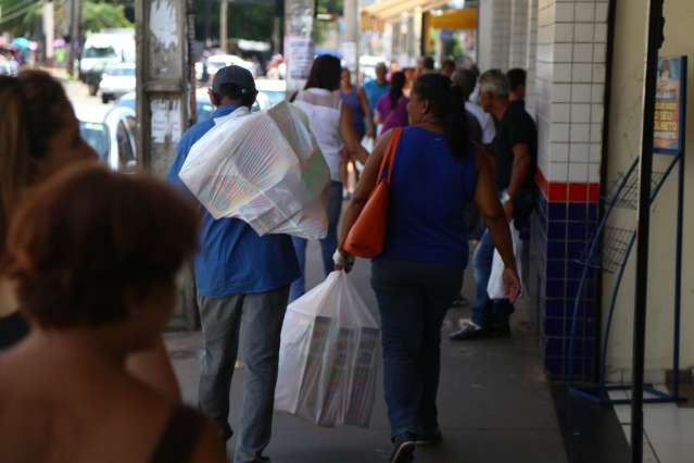 Na contram&atilde;o do pa&iacute;s, consumidores compram 4% a mais no cr&eacute;dito e d&eacute;bito