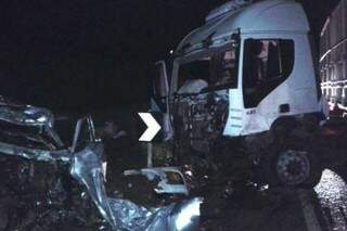 Com o impacto a caminhonete ficou destruída. (Foto: Umberto Zum/Caarapó News)