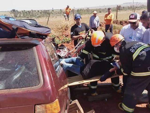 Gr Vida Fica Presa S Ferragens Ap S Carro Ser Atingido De Frente Por