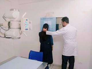 Técnico de radiologia trabalhando em sala de raios X em posto de saúde na Capital (Foto: divulgação)