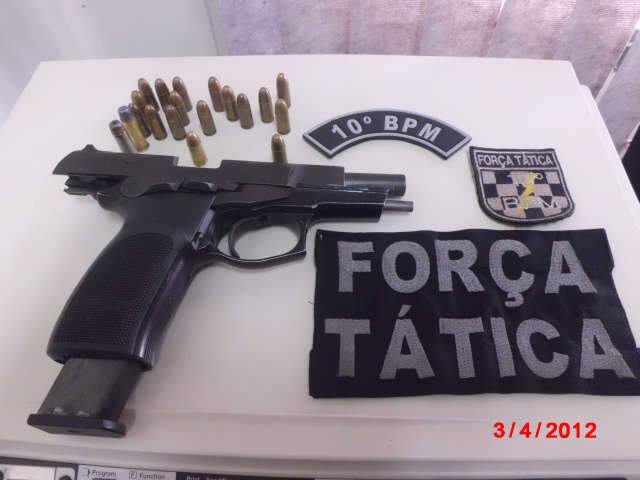  Casal &eacute; preso ao tentar levar coca&iacute;na para a filha flagrada com arma 9 mm