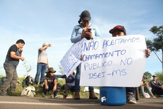 Com placas, manifestantes mostram descontentamento com mudanças previsto pelo Governo (Foto: Marcos Ermínio)