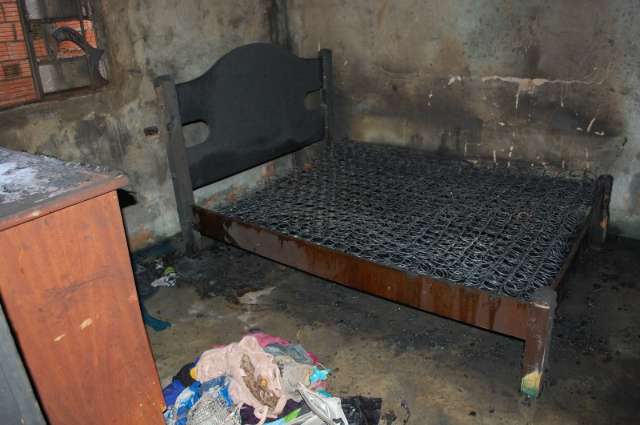 Travesti tem casa queimada e afirma que inc&ecirc;ndio foi criminoso