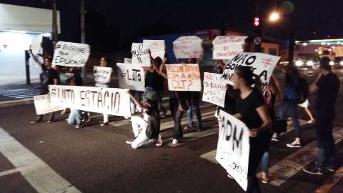 Demissão de professores gera protestos em faculdade da Capital