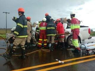 Equipes de socorro durante resgate do motorista da caminhonete, que ficou gravemente ferido (Foto: Adriano Fernandes)