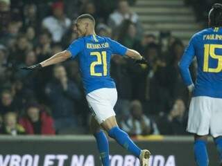 Gol de Richarlison garante vit&oacute;ria magra do Brasil sobre Camar&otilde;es