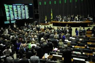 Plenário da Câmara durante votação de artigos da reforma política (Foto: Agência Câmara)