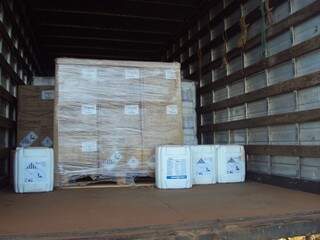Em um caminhão baú eram transportados 4 mil litros de agrotóxicos sem autorização. (Foto: Divulgação PMA)