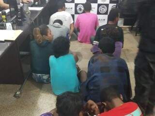 Detidos em operação contra o PCC em sala da Polícia Civil, hoje de manhã (Foto: Divulgação)