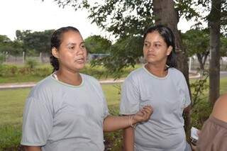 Paula e Janine reclamam da falta dos direitos trabalhistas. (Foto:Simão Nogueira)