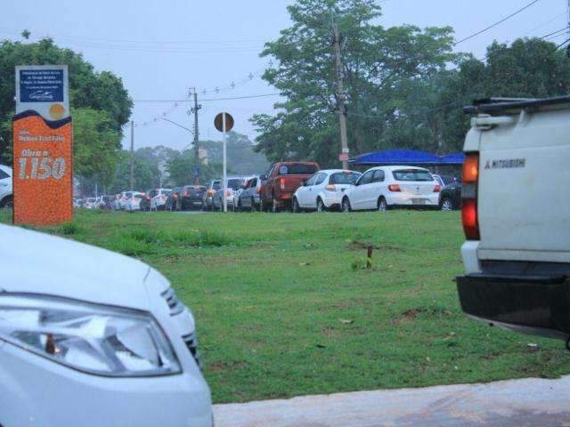 Acesso a cemit&eacute;rio particular tem chuva e congestionamento