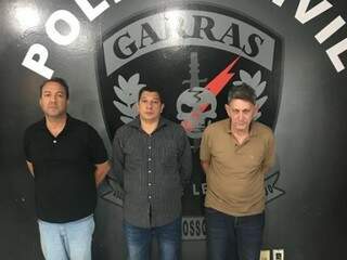 Trio envolvido em golpe preso na sede do Garras em Campo Grande (Foto: Assessoria Polícia Civil)