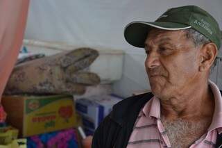 Aos 67 anos Miguel teve que enfrentar chuva e frio para proteger barraca de entidade do bairro Aero Rancho (Foto: Cleber Gellio)