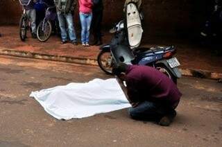 Vítima sofreu um mal súbito e caiu da motocicleta antes de morrer. (Foto: Marcio Rogério)