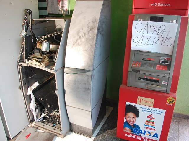  Ap&oacute;s render vigia, quatro homens invadem mercado e estouram caixa eletr&ocirc;nico
