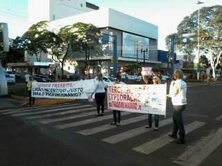 Com faixas de críticas ao prefeito da cidade, profissionais realizam protesto no centro da cidade. (Foto: Divulgação)