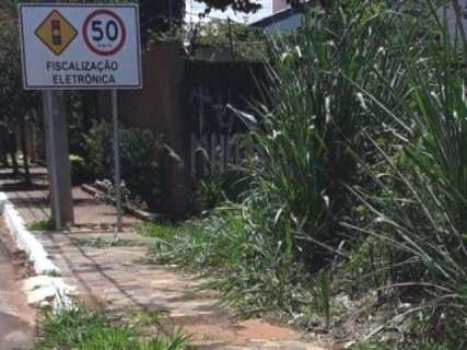 Prefeitura manda empresa reinstalar placas de radar que bloqueiam calçadas  