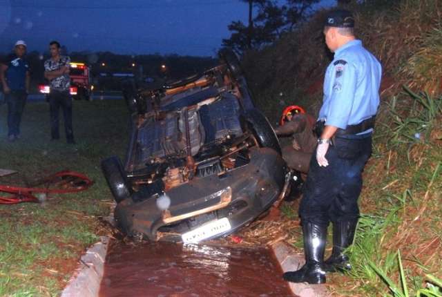 Dois ficam feridos ap&oacute;s carro capotar e parar em vala na MS-134