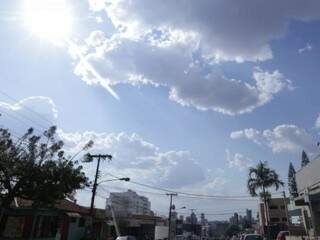 Sol aparece entre nuvens na tarde desta quinta-feira em Campo Grande (Foto: Kísie Ainoã)