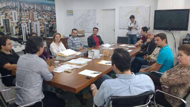 Sem acordo com m&eacute;dicos, enfermeiros e odont&oacute;logos podem ter reajuste prejudicado
