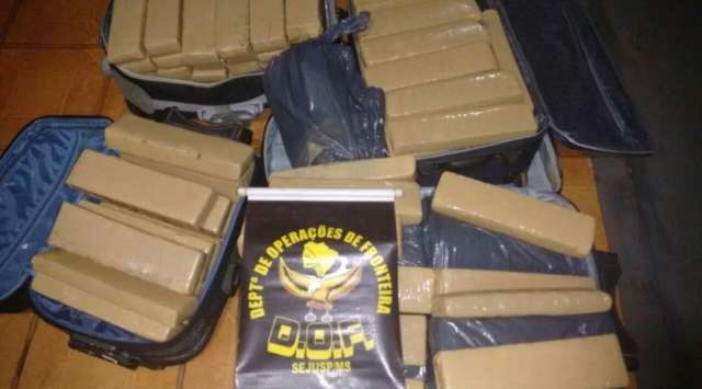 Ap&oacute;s persegui&ccedil;&atilde;o, condutor abandona ve&iacute;culo com quase 200 quilos de maconha