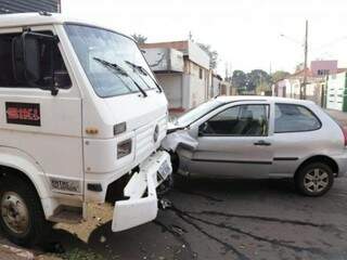 Os dois veículos ficaram com a frente destruída (Foto: Kisie Aionã)