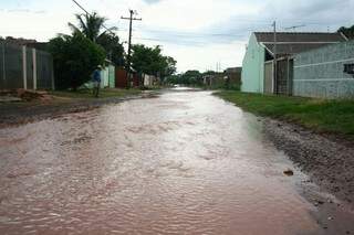 Rua sem pavimentação é tomada pela água e causa revolta de moradores (Foto: Marcos Ermínio)