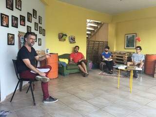 Eduardo Ramos e membros do Grupo Casa durante curso (Foto: Guilherme Henri)