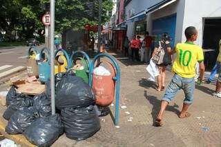 Com a greve dos coletores, população da Capital volta a conviver com o lixo acumulado nas calçadas (Foto: Marcos Ermínio)