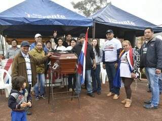 Manifestantes levaram caixão para protesto, a espera de presidente paraguaio, mas Mario Abdo cancelou visita (Foto: ABC Color)