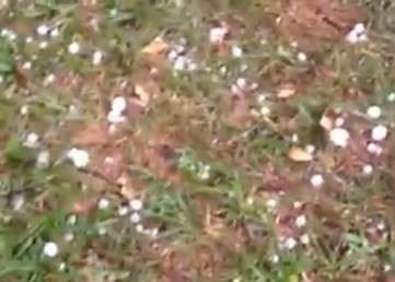 Moradora registra imagens de chuva de granizo