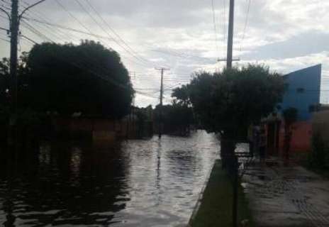Chuva rápida surpreende moradores e alaga ruas na região do Santo Amaro