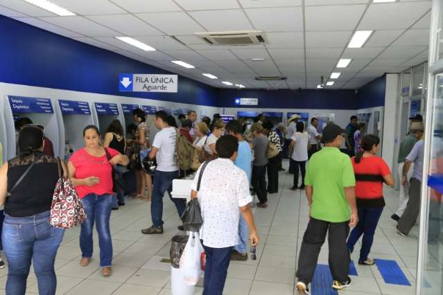 Fim de greve traz al&iacute;vio para clientes e lota bancos na Capital 