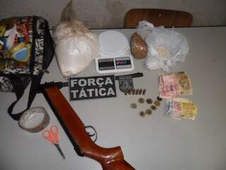 Cocaína, munição e arma encontradas em casa do Dom Antônio Barbosa. (Foto: Divulgação)