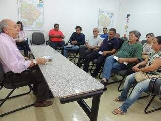 Lideranças vão exigir solução dos secretários, em nova reunião na prefeitura (Foto: Nedina Santos)