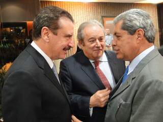 Suplente conversa com os &quot;conselheiros&quot; Paulo Corrêa e André Puccinelli, durante posse na Fiems no mês passado. (Foto: Divulgação)